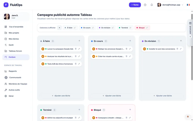 Tablero Kanban de FluidOps en tema claro: las tarjetas se reparten en columnas, de Por hacer a Terminado.