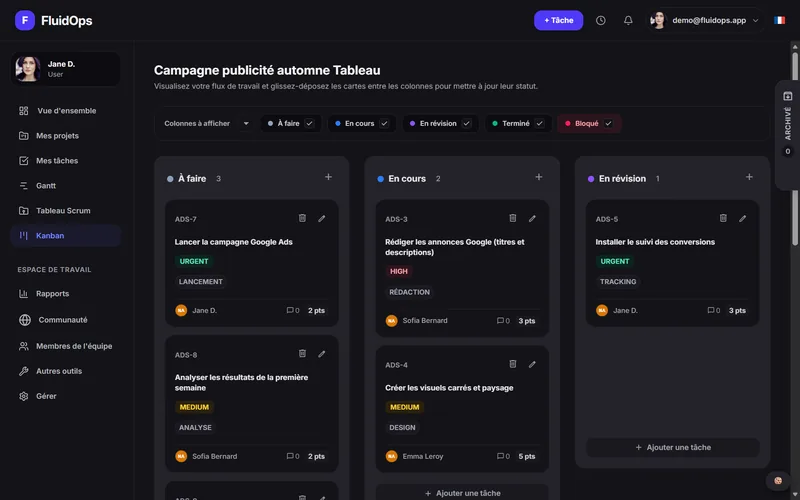 Tablero Kanban de FluidOps en tema oscuro: tarjetas con prioridad, etiquetas y responsable.